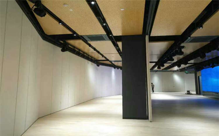 學(xué)校舞臺(tái)實(shí)木地板怎么翻新？