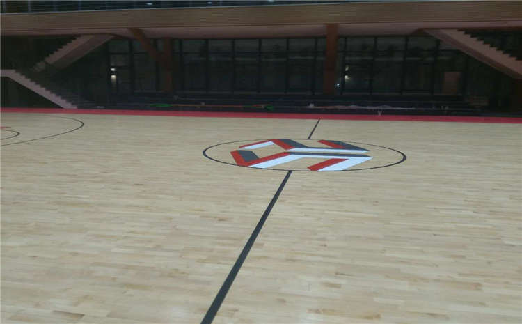 學校風雨操場地板怎么保養?