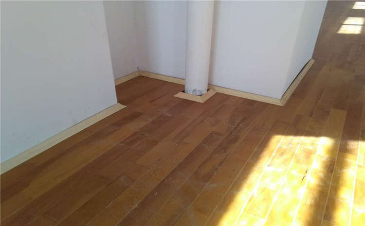 學(xué)校籃球館木地板多少錢一平米?