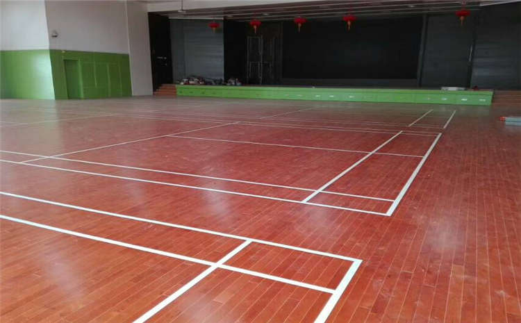 五角楓運動體育地板多少錢一平米？