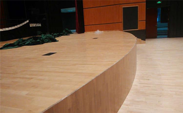 22厚羽毛球館木地板造價是的多少？