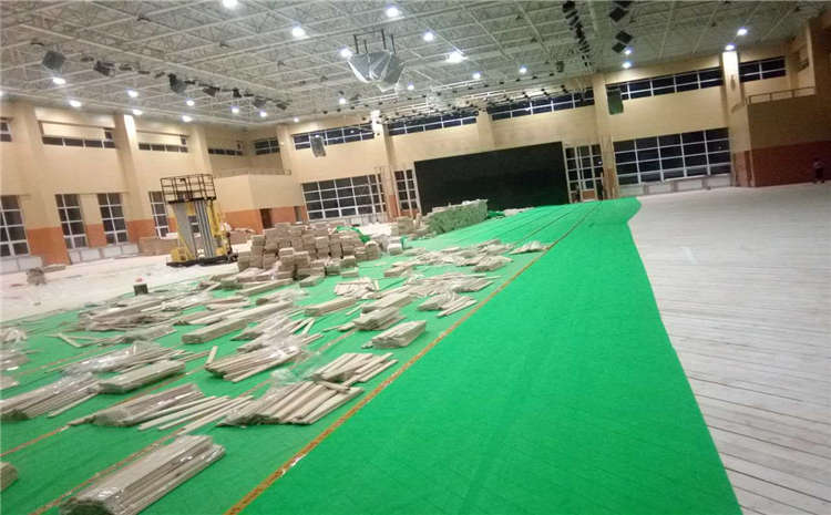 指接板木地板籃球場造價是的多少？