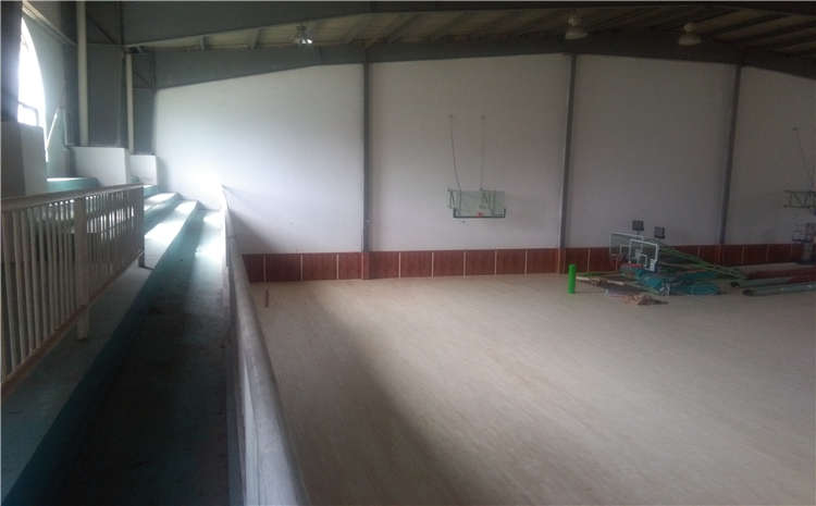 五角楓風(fēng)雨操場運(yùn)動(dòng)地板市場價(jià)格表