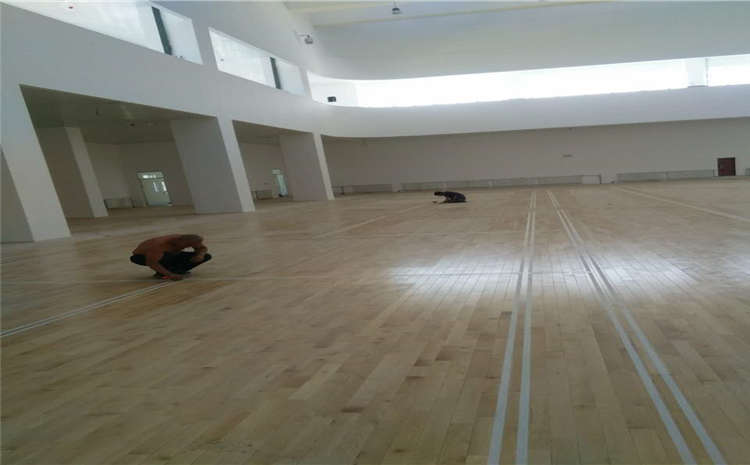 五角楓風雨操場地板怎么維修?