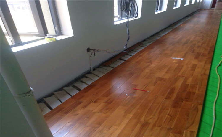 指接板風雨操場地板多少錢一平米？