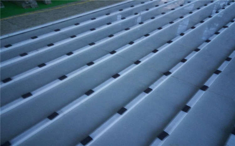 五角楓木地板籃球場**是多少錢?